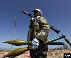 Qaddafiy armiyasi aholi yashovchi binolarni nishonga oldi