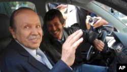 Le président algérien Abdelaziz Bouteflika, à gauche, et son frère Said Bouteflika, dans le quartier Hydra d'Alger, le 10 avril 2009.