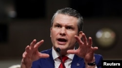 พีท เฮกเซธ ในวันที่ยังเป็นเพียงผู้ได้รับการเสนอชื่อขึ้นดำรงตำแหน่งรมว.กลาโหมสหรัฐฯ เข้าตอบคำถามต่อคณะกรรมาธิการวุฒิสภา ก่อนเข้าสู่กระบวนการลงมติรับรองการเสนอชื่อ เมื่อ 14 ม.ค. 2568 ที่อาคารรัฐสภา กรุงวอชิงตัน