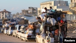 Pengungsi Palestina, yang melarikan diri dari Rafah setelah militer Israel mulai memerintahkan warga sipil untuk keluar dari bagian timur kota Gaza selatan, menjelang invasi darat untuk menyerang Hamas, tiba di Khan Younis di selatan Jalur Gaza, 6 Mei 2024.(REUTERS/Ramadhan Abed0