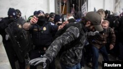 ក្រុម​កម្លាំង​សន្តិសុខ​ប៉ះទង្គិច​ជាមួយ​កុបករ​គាំទ្រ​​លោក​អតីត​ប្រធានាធិបតី​ Donald Trump ដែល​វាយ​សម្រុក​ចូល​វិមាន​សភា​អាមេរិក​ក្នុង​រដ្ឋធានី​វ៉ាស៊ីនតោន​កាល​ពី​ថ្ងៃ​ទី​៦ ខែ​មករា ឆ្នាំ​២០២១។