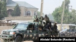 L'armée nigériane se déploie dans la zone où un homme a été tué par des militants présumés lors d'une attaque autour de la zone de Polo à Maiduguri, au Nigeria, le 16 février 2019.