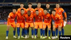 資料照片：在日本橫濱日產體育場舉行的亞洲冠軍聯賽1/4決賽第二回合橫濱F水手對陣山東泰山的比賽前，山東泰山隊球員合影留念。(2024年3月13日)
