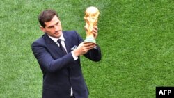 Iker Casillas présente le trophée du Mondial à Moscou, Russie, le 14 juin 2018. (Photo by Mladen ANTONOV / AFP)