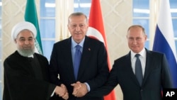 Predsednik Irana Hasan Rohani, Turske Rečep Tajip Erdogan i Rusije Vladimir Putin rukuju se tokom sastanka u Ankari, Turska, 16. septembra 2019.
