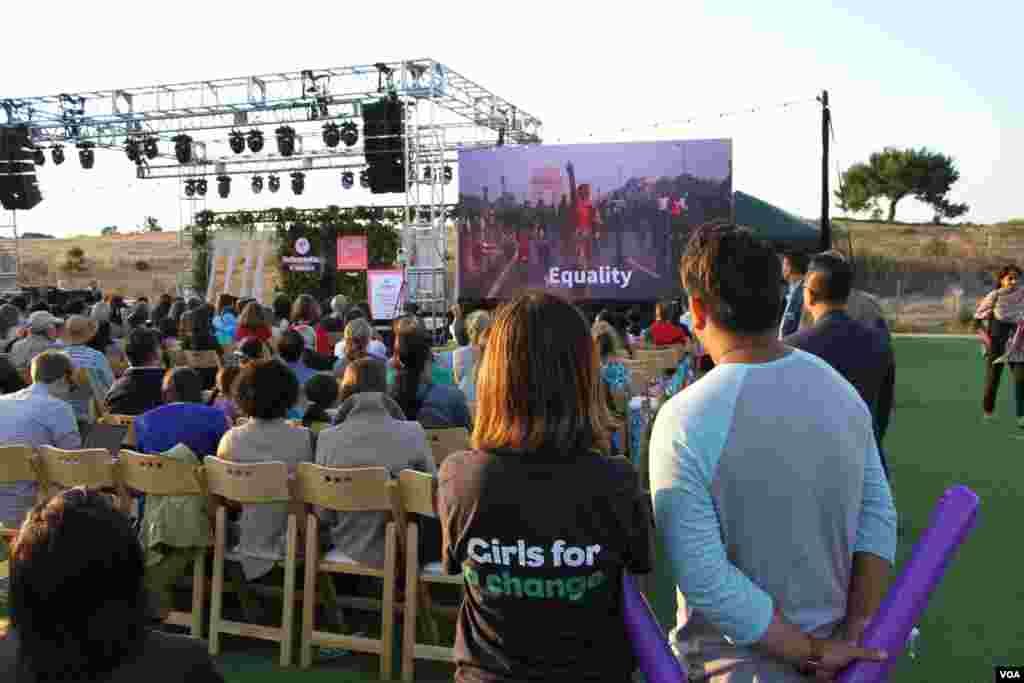 អ្នក​ចូល​រួម​​​រង់​ចាំ​ស្តាប់ អ្នកស្រី Tara Chklovski ស្ថាបនិក​និង​ជា​នាយកប្រតិបត្តិ​នៃ​អង្គការ Iridescent ដែល​រៀប​ចំ​ការ​ប្រកួត Technovation ឡើង​ថ្លែង​ទៅ​កាន់​កុមារី​និង​យុវតី​នៅ​មុន​ពេល​ពួក​គេ​​​​ធ្វើ​ការ​បង្ហាញ​កម្មវិធី​​ app ពួក​គេ​បាន​បង្កើត​ (Pitch) ជា​​លើក​ចុង​ក្រោយ​នៅ​ក្នុង​​​​​ការ​ប្រកួត​ផ្តាច់​ព្រ័ត្រ​ Technovation Challenge World Pitch Summit នៅ​ទី​ស្នាក់ការ​កណ្តាល​ក្រុមហ៊ុន Google នៅ​ក្រុង Mountain View រដ្ឋ​កាលីហ្វរញ៉ា សហរដ្ឋ​អាមេរិក កណ្តាល​តំបន់​បច្ចេកវិទ្យា Silicon Valley កាល​ពី​ថ្ងៃ​ព្រហស្បតិ៍​ ​ទី​១០ ខែ​សីហា ឆ្នាំ​២០១៧។ (សឹង សុផាត/VOA)