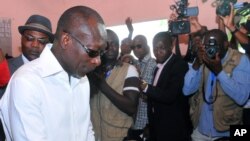 Entouré par les journalistes, Patrice Talon vote lors du scrutin présidentiel, à Cotonou, le 20 mars 2016. (AP Photo/Valentin Salako)