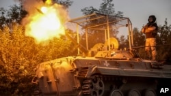 乌克兰第24机械化旅新闻处提供的照片显示，乌军一辆BRM1k步兵战车向乌东顿涅茨克州恰索夫亚附近的俄军阵地开火。(2024年8月17日)