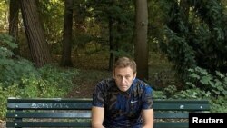 آلکسی نوالنی، سیاستمدار مخالف دولت روسیه، در تصویری برگرفته از اینستاگرام او، بر نیمکتی در برلین در آلمان نشسته است. ۲۳ سپتامبر ۲۰۲۰