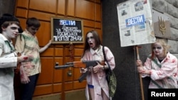 Протест проти російської пропаганди в українських ЗМІ, влаштований активістами у Києві 21 червня 2015 р.