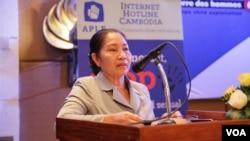 រូបឯកសារ៖ លោកស្រី ជូ ប៊ុនអេង រដ្ឋលេខាធិការ​ក្រសួង​មហាផ្ទៃ និង​ជា​អនុប្រធាន​អចិន្ទ្រៃយ៍​នៃ​គណៈកម្មធិការ​ជាតិ​បង្ក្រាប​ការជួញដូរ​ និង​ផ្លូវភេទ​លើ​ស្ត្រី និង​កុមារ​នៅក្នុង​កិច្ចពិភាក្សា​ជំនាញ​ស្តីពី «ការប្រយុទ្ធ​ប្រឆាំង​អំពើ​កេងប្រវ័ញ្ច​ និង​អំពើ​រំលោភបំពាន​ផ្លូវភេទ​លើ​កុមារ​តាម​ប្រព័ន្ធ​អ៊ីធឺណិត» ក្នុង​រាជធានី​ភ្នំពេញ​ កាលពី​ថ្ងៃទី១៤ ខែកញ្ញា ឆ្នាំ២០១៦។