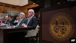 FILE - Riyad Al-Maliki, Menteri Luar Negeri Otoritas Nasional Palestina (kanan) dan Riyad Mansour, perwakilan Otoritas Nasional Palestina di PBB, kedua dari kanan, menunggu pengadilan tertinggi PBB membuka sidang bersejarah di Den Haag, Belanda, 19 Februari 2024.(AP/Peter Dejong)