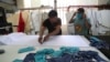 Des employés fabriquent des masques dans une entreprise textile du quartier Gamarra à Lima, au Pérou, le 4 mars 2020. (AP Photo / Martin Mejia)
