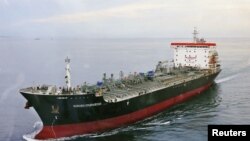 Moja ya meli za mafuta zilizoshambuliwa katika Rais ya Oman, ikionyeshwa wakati mmiliki wake alipokutana na waandishi wa habari Juni 13, 2019. ( Kyodo/via REUTERS ).