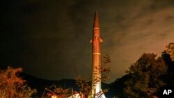 ARCHIVO - En esta foto publicada por la agencia de noticias Xinhua, se observa un misil del ejército chino durante ejercicios militares alrededor de Taiwán el 8 de abril de 2023.