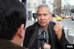 លោក ហ៊ី សុភរិទ្ធ ប្រធានសមាគមខ្មែរអាមេរិកាំងបុរីញូយ៉ក ផ្តល់បទសម្ភាសន៍ឲ្យវីអូអេ ក្រោយកិច្ចពិភាក្សាស្តីពី «‍ការធ្លាក់ចុះលទ្ធិប្រជាធិបតេយ្យនៅកម្ពុជា» ដែលរៀបចំឡើងនៅឯស្ថានបេសកកម្មសហរដ្ឋអាមេរិក ប្រចាំនៅអង្គការសហប្រជាជាតិក្នុងបុរីញូយ៉ក កាលពីថ្ងៃទី១៩ ខែ ធ្នូ ឆ្នាំ២០១៧។ (សាយ មុន្នី/VOA)