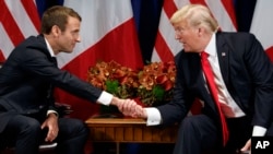 Los presidentes Donald Trump y Emmanuel Macron se estrechan la mano durante una reunión en el Palace Hotel, de Nueva York, en septiembre de 2017.