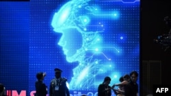 2024年9月10日在首爾舉行的軍事領域負責任人工智能（REAIM）高峰會閉幕式前，參與者在電子圖像前聊天。