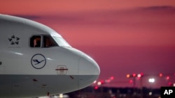 Ndege ya Lufthansa airbus ikiwa uwanja wa ndege wa Frankfurt, Ujerumani, Jumatatu, Aprili 20, 2020. Kwa sababu ya mlipuko wa virusi vya corona asilimia 97 ya safari za ndege za Lufthansa zilisimamishwa (AP Photo/Michael Probst)