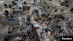 ពលរដ្ឋ​និង​ក្រុមអ្នក​ជួយ​សង្គ្រោះ​កំពុង​ពិនិត្យ​ទី​លំនៅដ្ឋាន​នៅ​ក្រុង Khan Younis តំបន់ហ្កាហ្សា ដែល​ត្រូបាន​បំផ្លាញ​ដោយការ​ទម្លាក់​គ្រាប់​បែក​របស់​អ៊ីស្រាអែល នៅថ្ងៃទី ២៩ ខែតុលា ឆ្នាំ ២០២៣។
