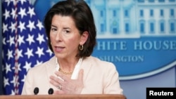 ARHIVA Američka sekretarka za trgovinu Đina Rajmondo na brifingu za novinare u Beloj kući (Foto: Reuters/Kevin Lamarque)