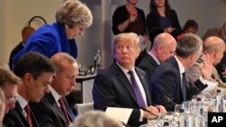 AQSh Prezidenti Donald Tramp (markazda) Bryusseldagi NATO sammitida