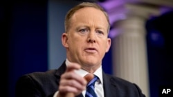 Шон Спайсер під час брифінгу в Білому домі