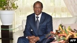 L'ancien président burkinabè Blaise Compaoré, exilé en Côte d'Ivoire depuis le soulèvement populaire ivoirien qui l'a renversé en octobre 2014, rencontre l'ancien président Ivoirien Henri Konan Bédié (non visible), à Abidjan le 10 octobre 2016. Le Congr