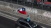 Un manifestante agita una bandera chilena durante una protesta este 25 de octubre de 2019 contra los precios de los peajes de carreteras en Santiago de Chile.