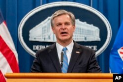 資料照：美國聯邦調查局局長克里斯托弗·雷在司法部的記者會上講話。（2021年11月8日）