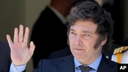 El presidente argentino Javier Milei sale del museo del Holocausto después de asistir a un evento que conmemora el Día Internacional en Memoria de las Víctimas del Holocausto en Buenos Aires, Argentina, el viernes 26 de enero de 2024.