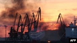 Picha ya mtandao wa Telegram ya Disemba 26, 2023ikionyesha moshi mkubwa kutoka katika meli ya kivita ya Russia kufuatia shambulizi la Ukraine kwenye bandari ya Feodosiyne, iliyoko chini ya mamlaka Russian huko Crimea.