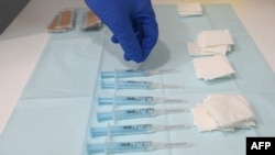 Arhiva - Medicinska sestra uzima pripremljene doze vakcine protiv Kovida 19 proizvođača Astra Zeneka, u centru za vakcinaciju u Barseloni, Španija, 26. aprila 2021.