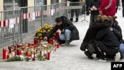 باشندگان اتریش به خاطر قربانیان حملهٔ روز شنبه در کنار جاده شمع روشن کردند و گل گذاشتند 