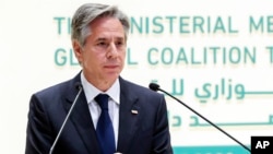 美国国务卿布林肯2023年6月6日-8日访问沙特阿拉伯，他周四(6月8日)与沙特外交大臣费萨尔（Faisal bin Farhan）举行记者会。