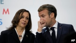 El presidente francés Emmanuel Macron habla con la vicepresidenta estadounidense Kamala Harris durante el Forum de Paz en París el 11 de noviembre del 2021.