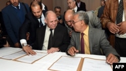 Qarorgohi Tripoli va Tobrukda joylashgan ikki muxolif hukumat vakillari siyosiy murosaga erishish haqidagi bitimga imzo chekmoqda, Tunis, 6-dekabr, 2015-yil.