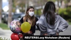 Komunikacija u maniru društvenog distanciranja na udaljenosti od najmanje dva metra (Foto: Reuters)