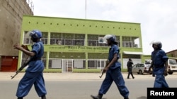 La police anti-émeute patrouille sur une rue de Bujumbura, au Burundi, 26 avril 2015. (REUTERS/Thomas Mukoya)