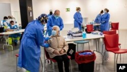 စပိန်နိုင်ငံမှာ COVID-19 ကူးစက်မှုရှိမရှိ Rapid Antigen Test နဲ့ စစ်ဆေးပေးနေတဲ့မြင်ကွင်း။ (အောက်တိုဘာ ၂၊ ၂၀၂၀)