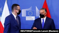 Arhiva: Premijeri Poljske i Mađarske Mateuš Moravjecki (L) i Viktor Orban (D) uoči susreta sa predsednicom Evropske komisije Ursulom fon der Lajden u Briselu, septembar 2020 (Foto: REUTERS/Francois Lenoir/Pool)