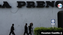 ARCHIVO - Las instalaciones de La Prensa permanecen tomadas por agentes policiales en Managua, Nicaragua, desde agosto de 2021. [Foto Houston Castillo, VOA]