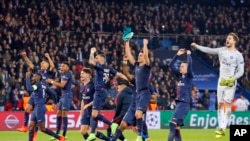 Les joueurs du PSG célèbrent leur victoire contre le FC Barcelone, France, le 14 février 2017