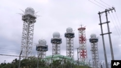 日本自衛隊在日本西部邊境的與那國島上設立雷達塔。 (圖片來源：美聯社)