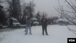 Protester stands near mosque in Baltimore, Maryland where President Obama is meeting with Muslim-American leaders, Feb. 3, 2016. (E. Cherneff / VOA)