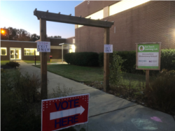 ការិយាល័យបោះឆ្នោតមួយក្នុង​ទីក្រុង​ Charlotte ​រដ្ឋ North Carolina នៅព្រឹកថ្ងៃទី៣ ខែវិច្ឆិកា។ (សុខ ខេមរា/VOA)