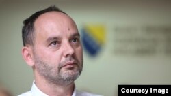 Zastupnik Refik Hankić nije prijavio da ima dva stana u Sarajevu pa mu Parlament FBiH plaća smještaj kod sugrađanke iz Lukavca. (Foto: CIN)