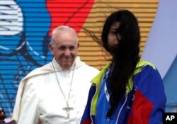 Una joven de Venezuela se retira tras reunirse con el papa Francisco durante una ceremonia por el Día Mundial de la Juventud en Ciudad de Panamá, el jueves 24 de enero de 2019.