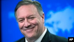 រូបឯកសារ៖ លោក Mike Pompeo នៅពេល​លោក​ជា​រដ្ឋមន្ត្រី​ការបរទេស​សហរដ្ឋ​អាមេរិក ក្នុង​ពេល​ដែល​លោក​និយាយ​ជាមួយ​អ្នកសារព័ត៌មាន​នៅ​ក្រសួង​ការបរទេស​ក្នុង​ទីក្រុង​វ៉ាស៊ីនតោន កាលពី​ថ្ងៃទី២៦ ខែវិច្ឆិកា ឆ្នាំ២០១៩។