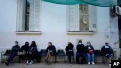 Pacientes con síntomas de dengue esperan ser atendidos en un hospital en medio de un aumento de casos en todo el país en Buenos Aires, Argentina, el viernes 5 de abril de 2024.